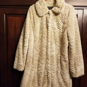 Beige/Creme Ellen Tracy Coat/Jacket. Wonderful feel on the Body.